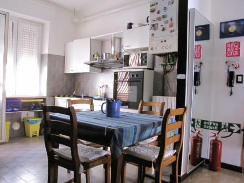 Cozy!! Verona في فيرونا: مطبخ مع طاولة وكراسي في مطبخ