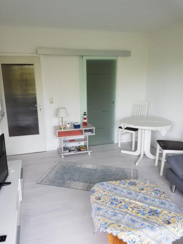 a living room with a table and a couch at Ferienwohnung Strandliebe in Glücksburg