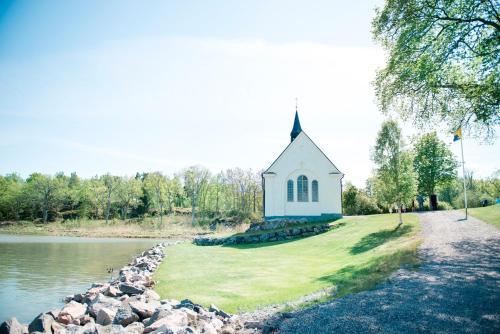 a small chapel on the side of a lake at Mauritzbergs Slott & Golf in Mauritsberg