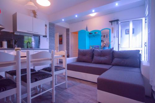 salon z kanapą i stołem w obiekcie Apartments Martinović w mieście Zaton