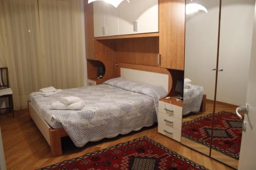 Appartamenti Residenza Dossalt tesisinde bir odada yatak veya yataklar