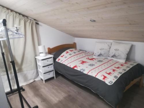 1 dormitorio con cama y techo de madera en chambre les ormes en Enchastrayes
