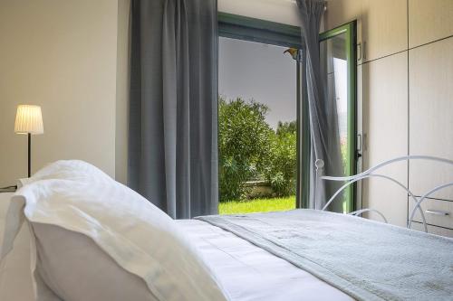sypialnia z łóżkiem i oknem z widokiem w obiekcie Sky Apartment w mieście Kateleios