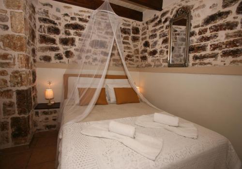 En eller flere senge i et værelse på Christina's Stone Cottage
