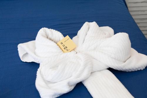 uma toalha branca com uma etiqueta na cama em The 5 Terre em Riomaggiore