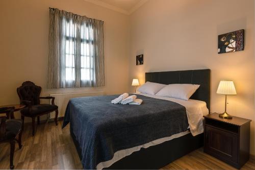um quarto com uma cama com duas toalhas em MA-GIA em Pastida