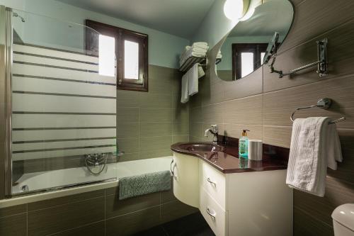 a bathroom with a sink and a mirror at MA-GIA in Pastida