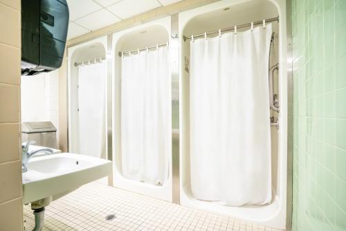 Un baño de West Side YMCA