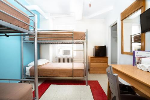 - une chambre avec 2 lits superposés et un bureau dans l'établissement West Side YMCA, à New York