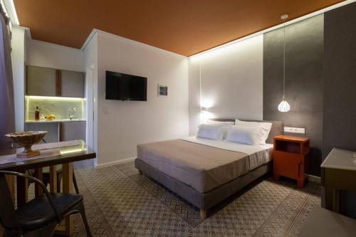 A bed or beds in a room at ATHENIAN YARD SUITES