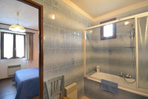 a bathroom with a tub and a sink and a shower at Chambre d'Hôtes Au Vieux Chêne in Grillon