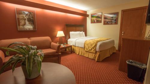 Tempat tidur dalam kamar di Shepherd Mountain Inn & Suites
