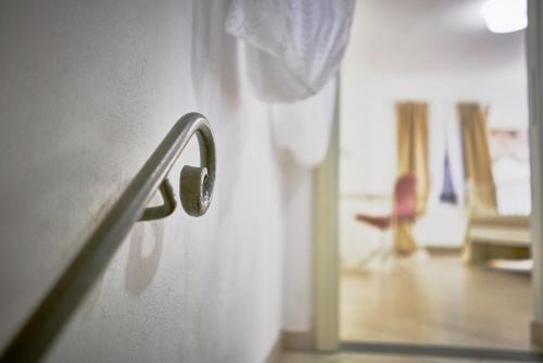 a door with a metal handle in a room at Casa Laurentius in Pisa
