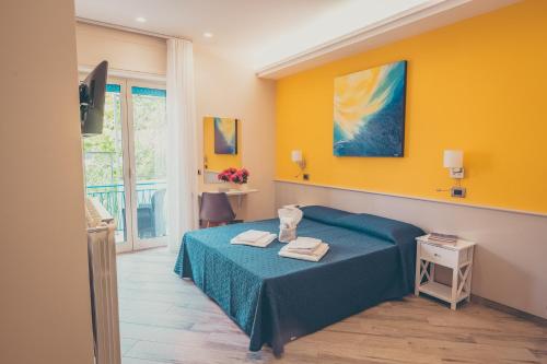 Ένα ή περισσότερα κρεβάτια σε δωμάτιο στο Oltre il Mare Guest House