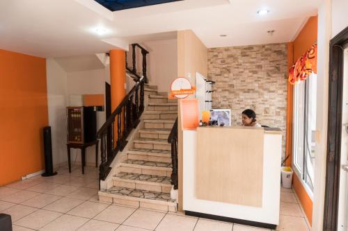 a man sitting at a counter in a restaurant at Micro Hotel Rio de Piedras in San Pedro Sula