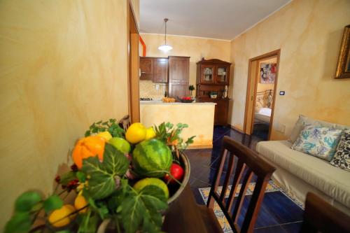 a bowl of fruit on a table in a living room at Villetta mare Salento in Patù