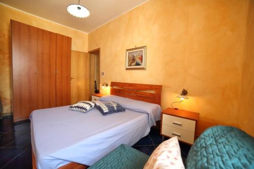 a bedroom with two beds and two chairs at Villetta mare Salento in Patù