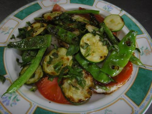 a plate of food with green beans and vegetables at Oimatsuen in Saku