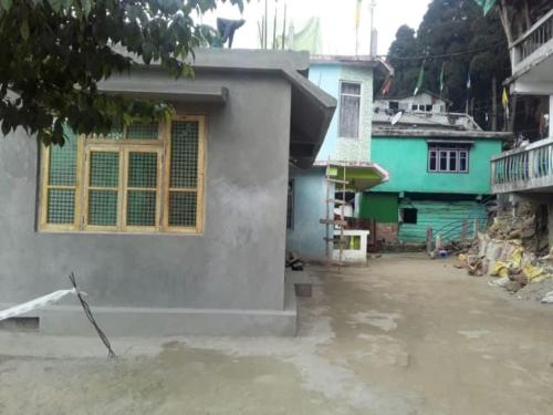 uma rua inundada em frente a uma casa com água em Vamoose Nilakanta em Sukhia Pokhari