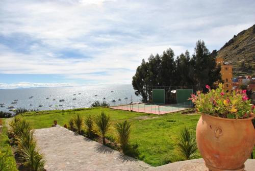 a large vase with flowers in it next to the water at Gloria Copacabana in Copacabana