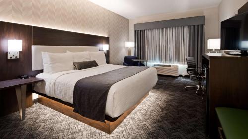 En eller flere senger på et rom på Best Western Plus Parkside Inn & Suites