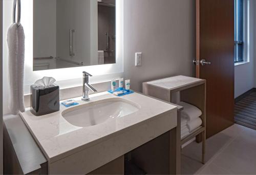 印第安納波利斯的住宿－Hyatt House Indianapolis Downtown，一间带水槽和镜子的浴室
