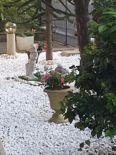 Un jardín fuera de Casa Vacanza a Limbiate