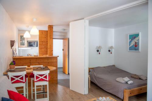 Zimmer mit einem Bett und einem Tisch sowie einer Küche in der Unterkunft Apartment Courmayeur in Chamonix-Mont-Blanc