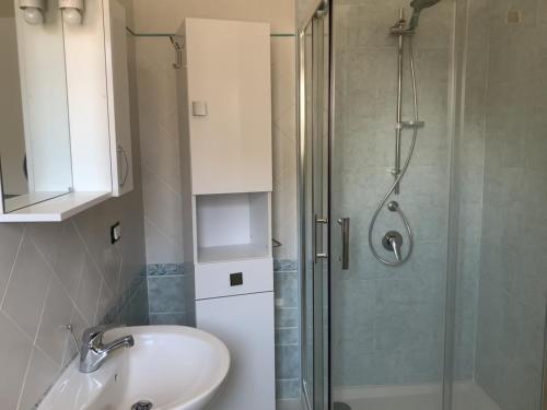 ein Bad mit einem Waschbecken und einer Dusche in der Unterkunft B&B San Lorenzo in Palermo