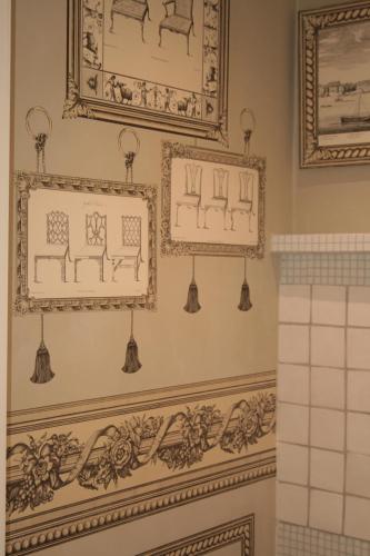 un bagno con due immagini incorniciate sul muro di Les 4 Tilleuls a Crozant