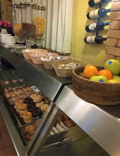 un comptoir avec des paniers de différents types de beignets dans l'établissement Hotel Lasa Sport, à Valladolid