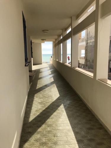 um corredor vazio com janelas num edifício em Riviera lanterna em Scoglitti