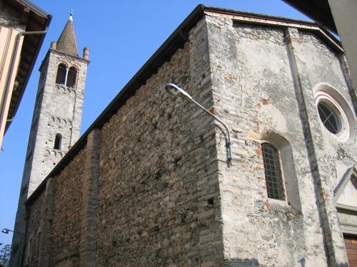 a church with a tower and a steeple at Residence Domaso - Esperienza in Centro Storico "Casa del Dottore" in Domaso