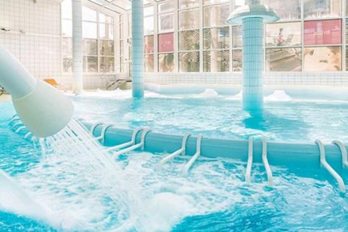 - un toboggan aquatique dans la piscine dans l'établissement La Lanterne, à La Baule