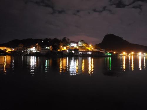 a body of water at night with houses and lights at Pousada Vida Simples in São Francisco do Sul