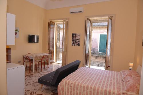 pokój hotelowy z łóżkiem i stołem oraz kuchnią w obiekcie strada del corso da Alberto w mieście Avola