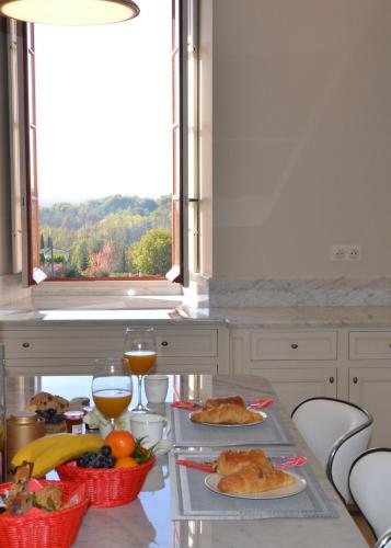 un tavolo con due piatti di cibo e due bicchieri di vino di Chambres d'hôtes de Château Renon a Tabanac
