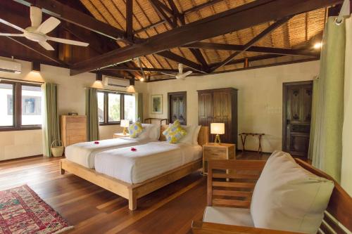 Ліжко або ліжка в номері Kudat Riviera Exclusive Beach Villas