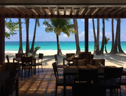- un restaurant avec des tables et des chaises sur la plage dans l'établissement 357 Boracay Resort, à Boracay