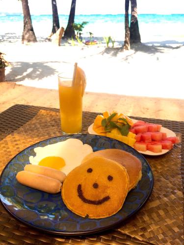 um prato de comida de café da manhã com um rosto sorridente desenhado. em 357 Boracay Resort em Boracay