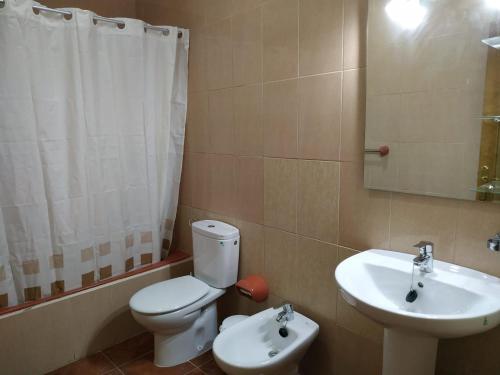 A bathroom at apartamentos la villa 3