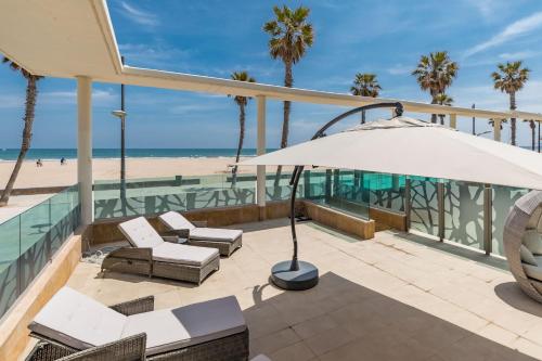 Luxury Beach Front Apartment with Pool ⭐⭐⭐⭐