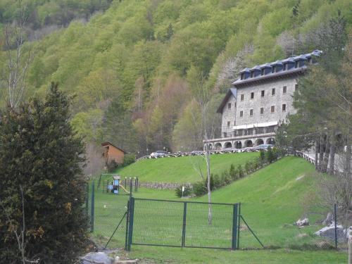 un gran edificio en la cima de una colina verde en Parador de Bielsa, en Espierba