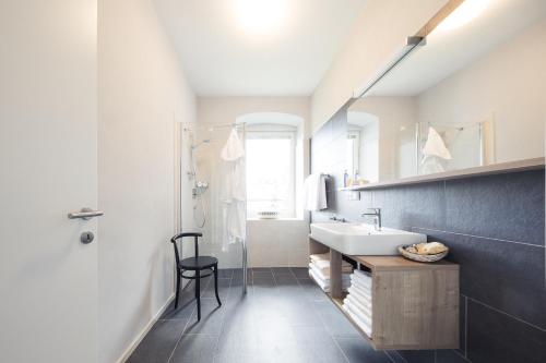 La salle de bains est pourvue d'un lavabo et d'une douche. dans l'établissement Residence Belmonte, à Collalbo
