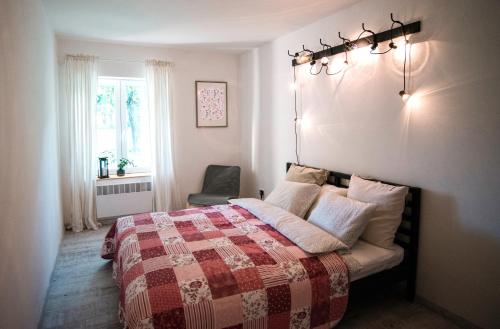 Llit o llits en una habitació de House of the Golden Horse in Hosszúréti Lovas Major