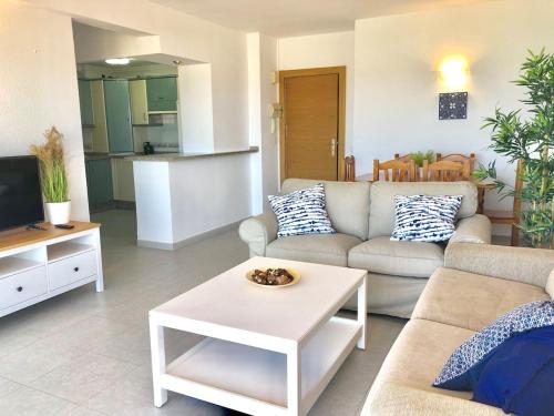 sala de estar con sofá y mesa de centro en Impresionante 1ª línea de playa..., en Fuengirola