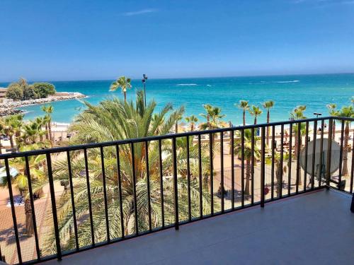 balcón con vistas a la playa y al océano en Impresionante 1ª línea de playa..., en Fuengirola
