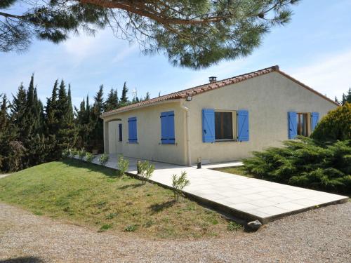 Una pequeña casa con persianas azules. en Luxury villa with pool in Malvi s, en Malviès