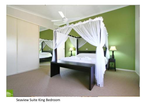 um quarto com uma cama de dossel e um espelho em Southview Guest House em Wollongong