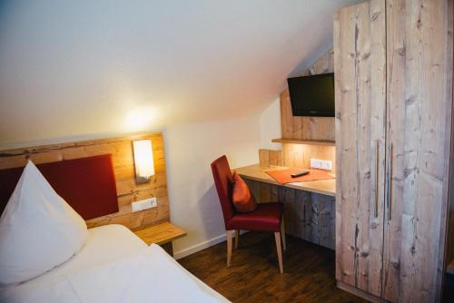 a hotel room with a bed and a desk with a computer at Gasthaus Stroh in Buchholz